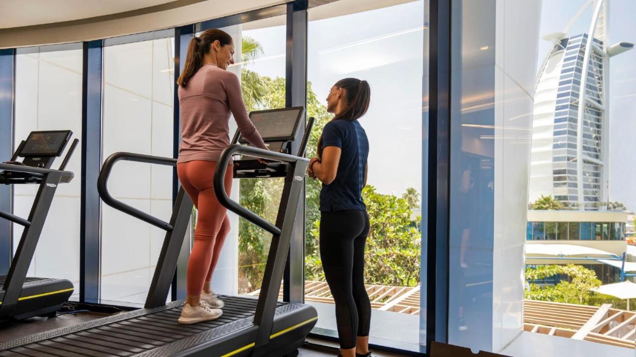 Jumeirah Beach Hotel Dubaï Extérieur photo A personal trainer with a client