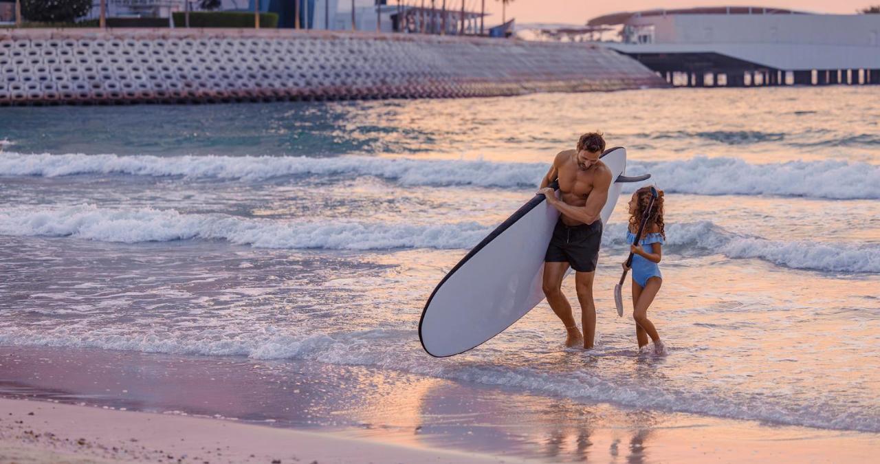 Jumeirah Beach Hotel Dubaï Extérieur photo Surfers at the beach