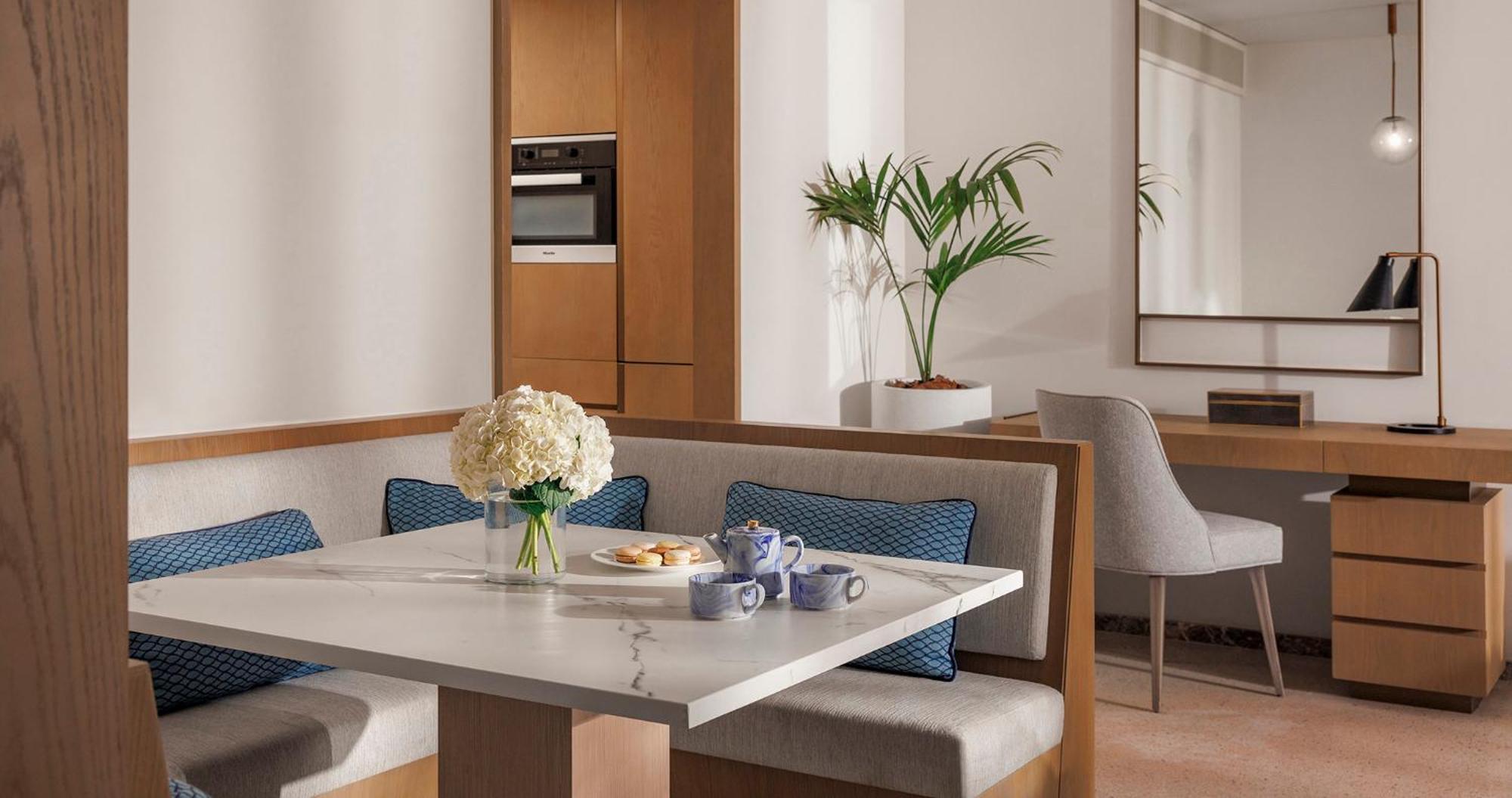 Jumeirah Beach Hotel Dubaï Chambre photo A kitchen in a suite at the Waldorf Astoria Ras Al Khaimah